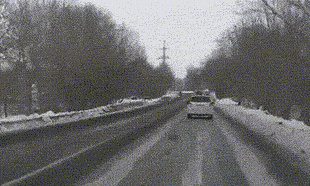 汽车在雪地路上转圈，幸好转回直线