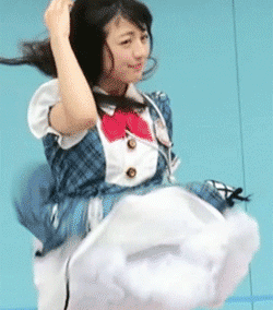 愉快跳舞的妹子