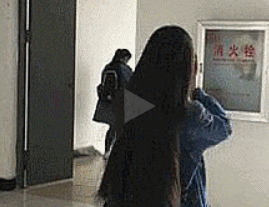 甩头太用力，妹子成功把自己摔倒了