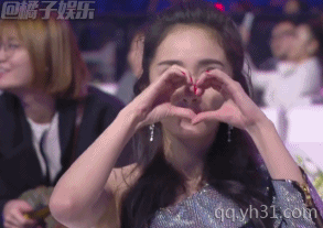杨幂对着摄影师比心