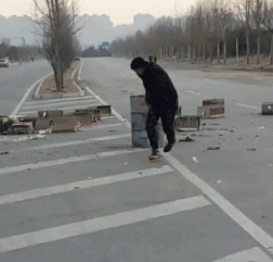 如此玩法真雷人，有种你别跑