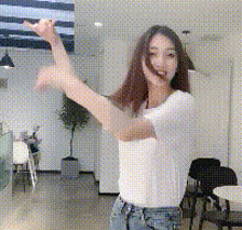 跳舞的女生总是充满活力，特别是年轻又漂亮的那种