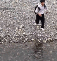 人虽然跳过去了，但是却向后倒进了水里