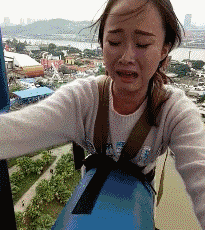 女友被我一脚踢下去了，上来会不会打死我