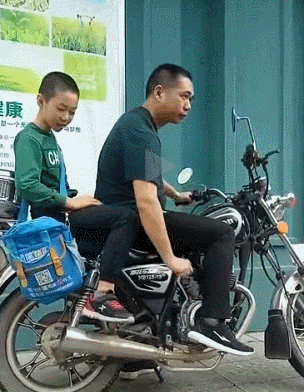 又见一个坑爹的娃，摩托车一直无法启动