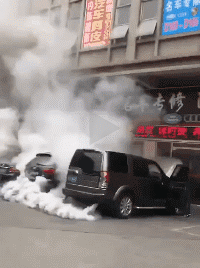 眼见浓烟滚滚的小车，保安也有点不知所措了