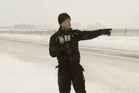 把采访记者堆进积雪里