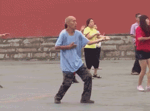 人老心不老，大爷跟着年青人舞起来