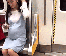 为了抢座位竟然伪装孕妇，旁边大妈都看不下去了