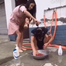 有这样爱恶搞的女伴，不死也会被吓死了