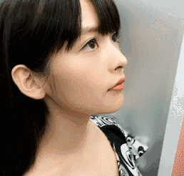妹子，看这里看过来