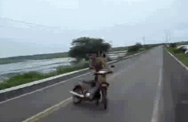 公路上失控的摩托车，将人摔进田地里