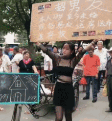 妹子举牌征婚，送房送车送人