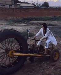 美女，你开的这车应该没行驶证吧