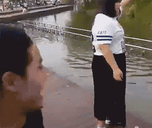 千万不要偷袭胖女人，否则结局很悲催