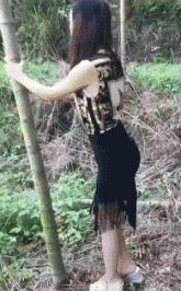 美女爬高点，爬上去掏鸟窝