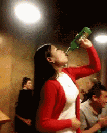 此乃真女汉子啊！拿起酒瓶一口闷