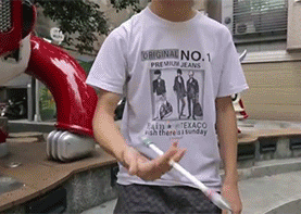 小伙子转笔还玩得很不错