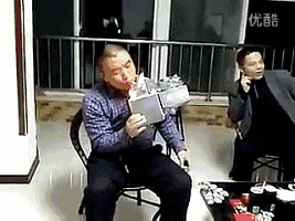 给你们看看超大的打火机