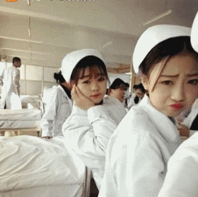 在医院里嘟嘴扮萌的护士妹子