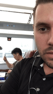 一坐车老外对后面的行为表示困惑