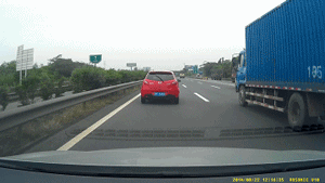 在快车道开龟速车，被撞也不意外啊