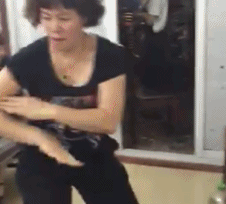 大妈在房间秀一把咏春拳