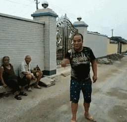 来来来，我要给你们表演一下脑袋弹西瓜