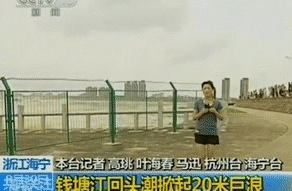 女记者深入洪灾现场采访，拿命在工作啊