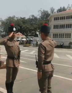 这交接仪式后的跑步姿式很另类