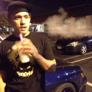 如何轻松躲避抽烟朋友吐的烟气