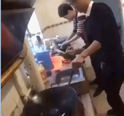 两二货烧菜做饭吓自己