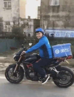送外卖也竟争激烈，你骑摩托我骑马