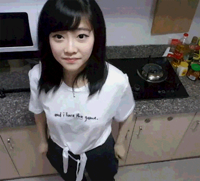 可爱妹子在厨房里扭起来