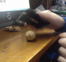 这才是诺基亚的手机，跟砖头一样硬