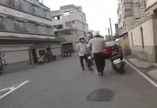 本以为拿根棍子占优势，没想到遇到一个练家子