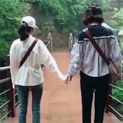 本想好好跳个闺蜜步，无奈地面太滑