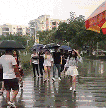 下雨天随手拿把大伞献殷勤