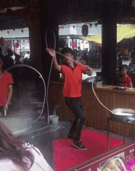 一边吃面，一边看小哥拉面
