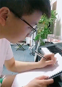 有这样一只萌猫在旁边，你还能静心学习吗