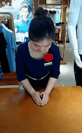 妹子用瓜子不到一分钟摆出个520的造型
