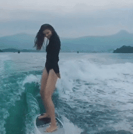 快乐玩冲浪的美女
