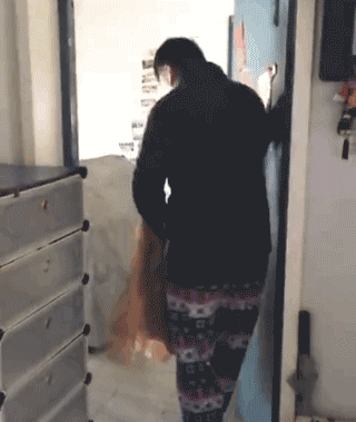 老婆：看看我给你带什么礼物回来了