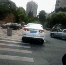 这车开得也太有水平了，压到一个大圆盘