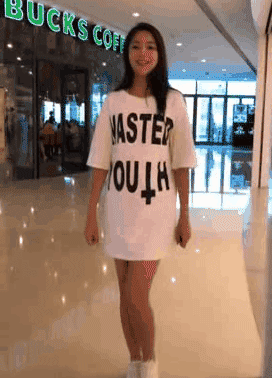 妹子穿的衣服真多啊，需要人帮忙脱吗