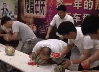 吃西瓜大赛，看得出来是真拼啊