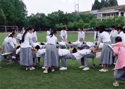 谢谢女同学们的协助，才有了人墙围成的圆圈