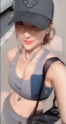 一路走一路自拍的漂亮妹子