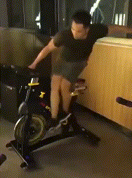 大哥骑个动感单车也能这么任性
