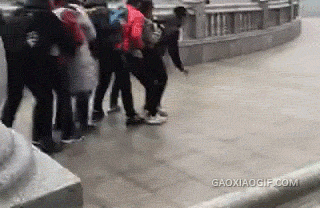 为了防止路面结冰滑倒，大家结队滑行